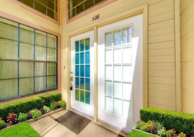 Listing Photo 5 - Condo for sale in building located at 16800 Sugar Pine Dr, Houston, TX 77090 - Unit #D28