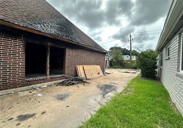 2nd image of 2315 Willow Lake Dr, Houston, TX 77077 | MLS# 69177925