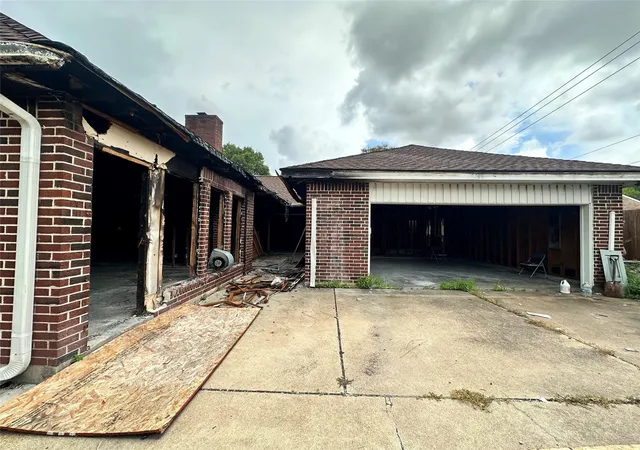 3rd image of 2315 Willow Lake Dr, Houston, TX 77077 | MLS# 69177925