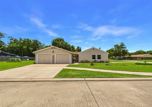 2nd image of 212 Elm St, Lake Jackson, TX 77566 | MLS# 8172959