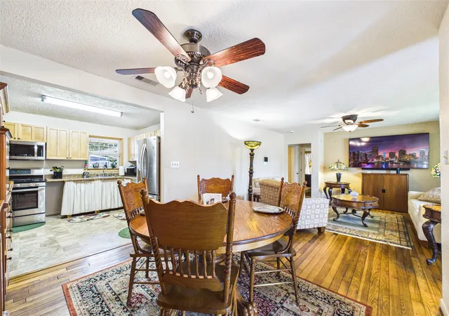4th image of 212 Elm St, Lake Jackson, TX 77566 | MLS# 8172959