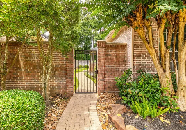 Photo 3 of Sale Pending at 19 Palmer Green Pl, Spring, TX 77381 | MLS# 10750359 | Listing updated on 2026-08-21