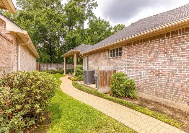 Photo 4 of Sale Pending at 19 Palmer Green Pl, Spring, TX 77381 | MLS# 10750359 | Listing updated on 2026-08-21