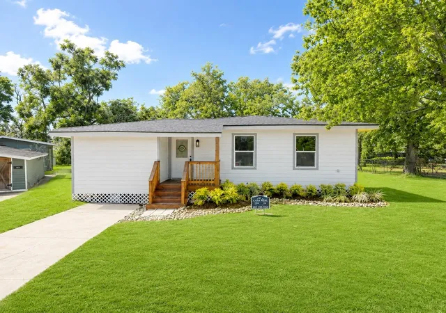 2nd image of 58 Hybiscus Ct, Lake Jackson, TX 77566 | MLS# 9436925