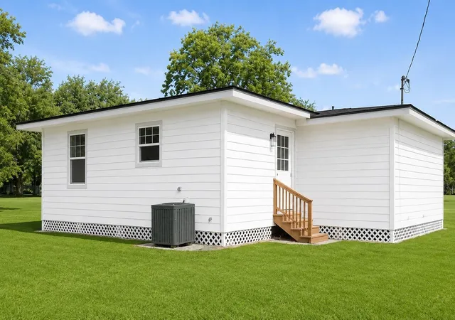 3rd image of 58 Hybiscus Ct, Lake Jackson, TX 77566 | MLS# 9436925