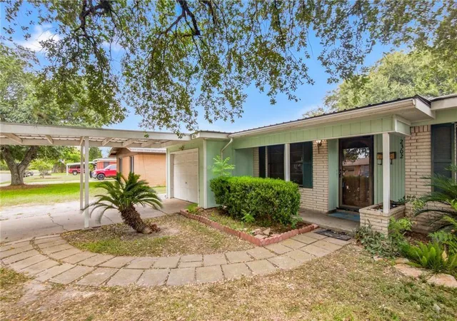 Photo 2 of Single family home for sale at 2302 E Rosebud Ave, Victoria, TX 77901 | MLS# 42934357 | Listing updated on 2026-08-28