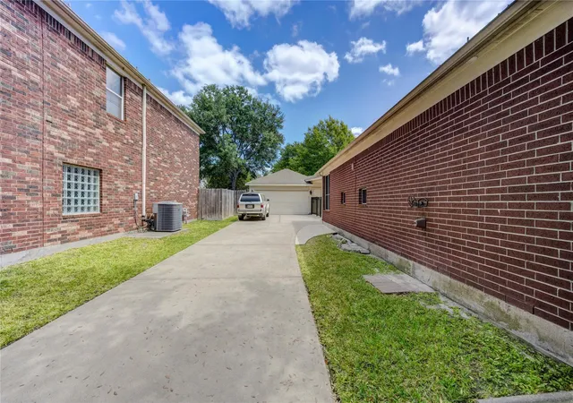 Photo 3 of Single family home for sale at 11826 Cyn Mills Dr, Houston, TX 77095 | MLS# 27304380 | Listing updated on 2026-09-10