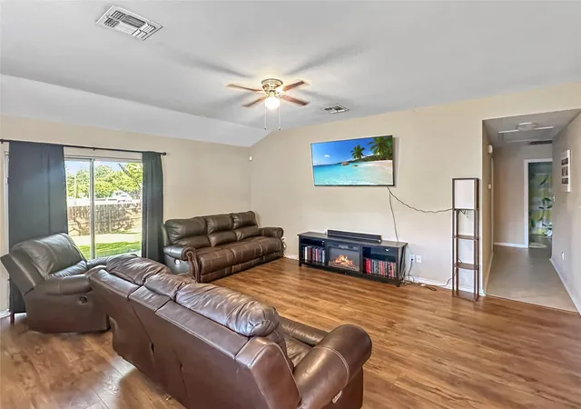 Photo 3 of Single family home for sale at 704 S Market St, Flatonia, TX 78941 | MLS# 84756555 | Listing updated on 2026-08-10