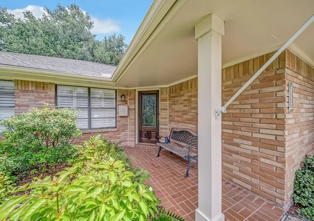 Photo 2 of Single family home for sale at 1330 Foxwood Rd, Houston, TX 77008 | MLS# 80945194 | Listing updated on 2026-09-06