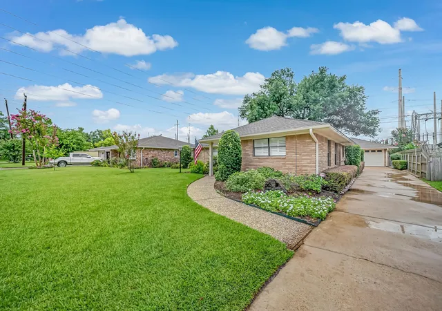 Photo 3 of Single family home for sale at 1330 Foxwood Rd, Houston, TX 77008 | MLS# 80945194 | Listing updated on 2026-09-06