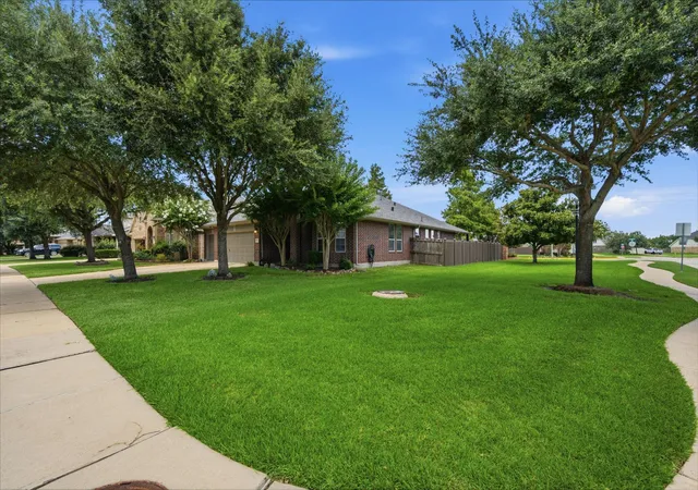 Photo 3 of Sale Pending at 8911 Henrico Ln, Rosenberg, TX 77469 | MLS# 16435116 | Listing updated on 2026-10-01