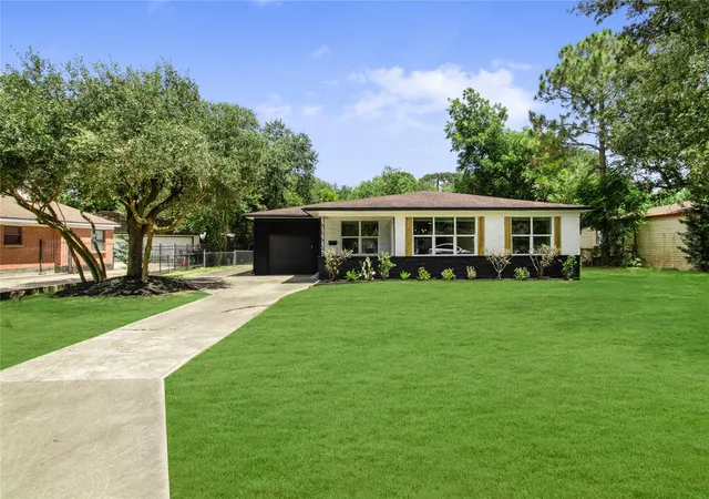 2nd image of 1405 W Crockett St, La Marque, TX 77568 | MLS# 24416149