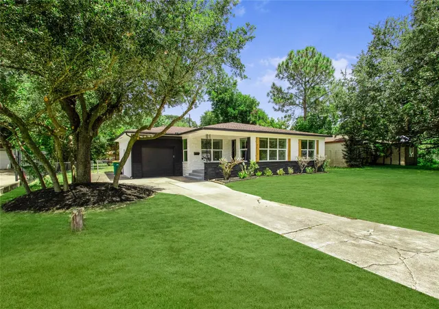 Photo 3 of Sale Pending at 1405 W Crockett St, La Marque, TX 77568 | MLS# 24416149 | Listing updated on 2026-09-07