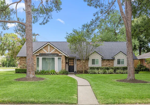 Photo 1 of Sale Pending at 10403 Londonderry Dr, Houston, TX 77043 | MLS# 67473524 | Listing updated on 2026-08-27