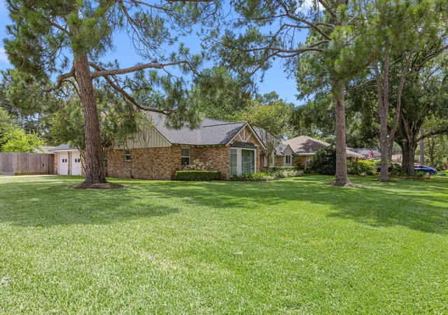 Photo 2 of Sale Pending at 10403 Londonderry Dr, Houston, TX 77043 | MLS# 67473524 | Listing updated on 2026-08-27