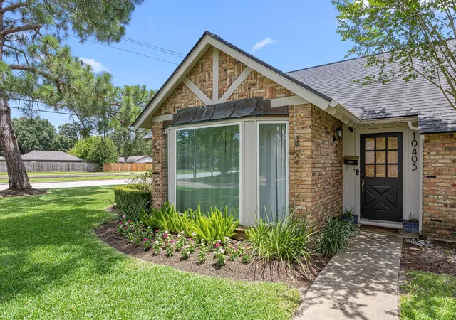 Photo 3 of Sale Pending at 10403 Londonderry Dr, Houston, TX 77043 | MLS# 67473524 | Listing updated on 2026-08-27