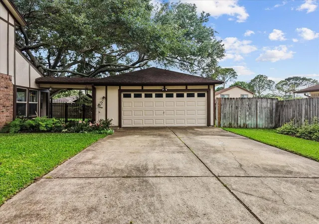Photo 4 of Single family home for sale at 1810 Hunt Dr, Friendswood, TX 77546 | MLS# 83050415 | Listing updated on 2026-09-05