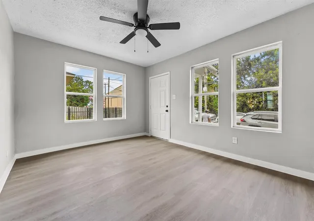 3rd image of 7425 Avenue E, Houston, TX 77011 | MLS# 94025717