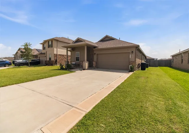 2nd image of 411 Walnut Branch Dr, Baytown, TX 77523 | MLS# 37335507