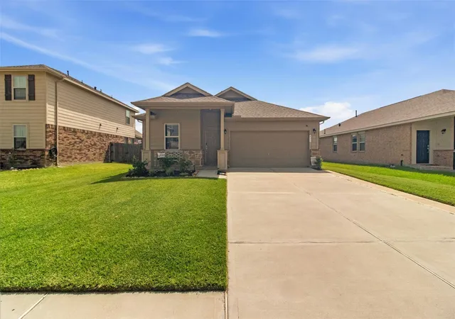 3rd image of 411 Walnut Branch Dr, Baytown, TX 77523 | MLS# 37335507