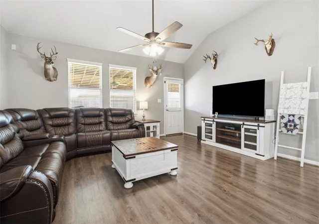 4th image of 411 Walnut Branch Dr, Baytown, TX 77523 | MLS# 37335507
