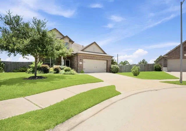 Homes for sale in La Marque, TX | 693 Forest Bend Ln, La Marque, TX 77568 | MLS# 65635366