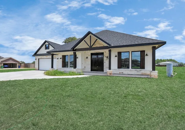 Photo 4 of Single family home for sale at 643 Lone Star Trl, Angleton, TX 77515 | MLS# 24556843 | Listing updated on 2026-08-25