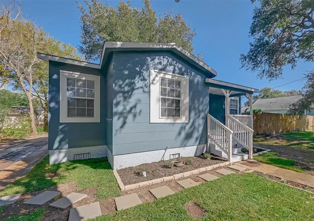 Photo 3 of Single family home for sale at 604 Ruth St, Baytown, TX 77520 | MLS# 82364572 | Listing updated on 2026-08-26