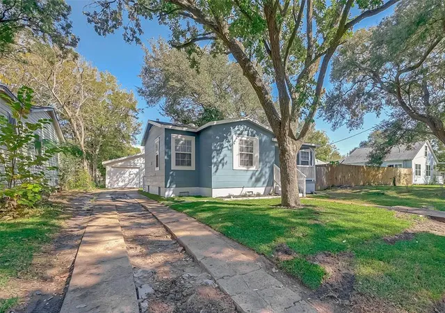 Photo 4 of Single family home for sale at 604 Ruth St, Baytown, TX 77520 | MLS# 82364572 | Listing updated on 2026-08-26