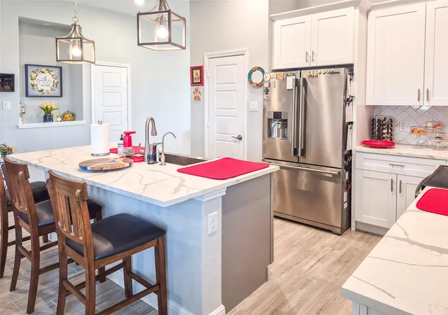 4th image of 1325 Palomino Trl, Angleton, TX 77515 | MLS# 89353924