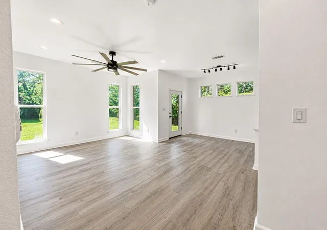 4th image of 1010 Linden St, La Marque, TX 77568 | MLS# 10540163