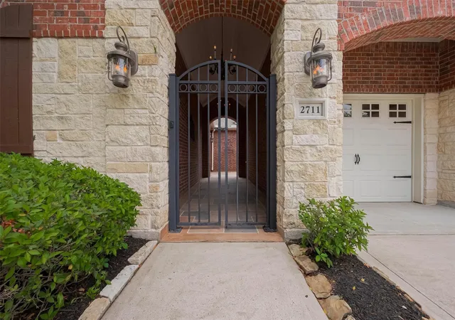 Photo 3 of Single family home for sale at 2711 King Point View Ln, Spring, TX 77388 | MLS# 76406599 | Listing updated on 2026-09-02