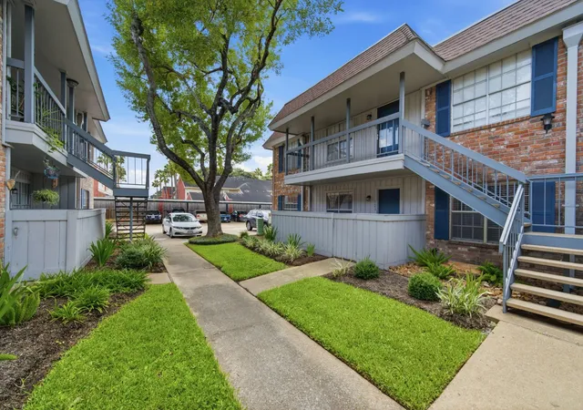 Photo 3 of Sale Pending at 2350 Bering Dr #121, Houston, TX 77057 | MLS# 54851742 | Listing updated on 2026-09-03