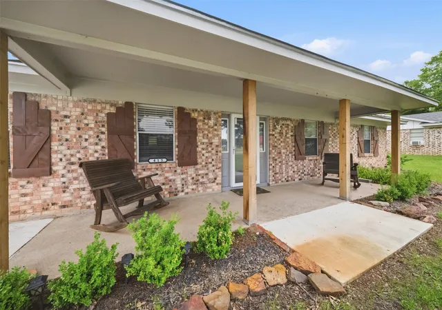 2nd image of 415 W Decherd St, Franklin, TX 77856 | MLS# 70816136