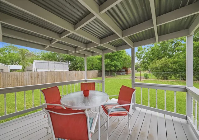 image of 415 W Decherd St, Franklin, TX 77856 | MLS# 70816136