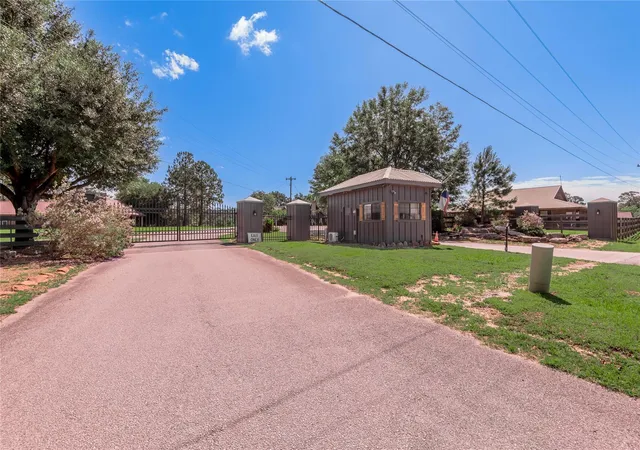 Homes for sale in Huntsville, TX | 16 Wildwood Lake Dr, Huntsville, TX 77340 | MLS# 2224047