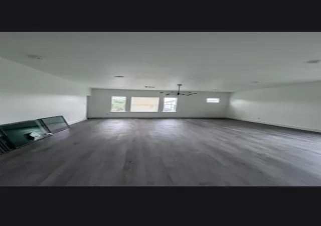 Listing Photo 4 - Condo for sale in building located at 1062 Saint Clair St, Houston, TX 77088