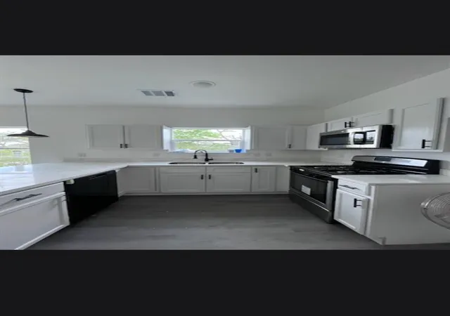 Listing Photo 5 - Condo for sale in building located at 1062 Saint Clair St, Houston, TX 77088