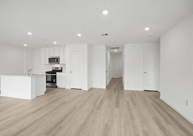 Photo 4 of Single family home for sale at 633 Iron Horse Dr, Conroe, TX 77303 | MLS# 13736487 | Listing updated on 2026-09-18