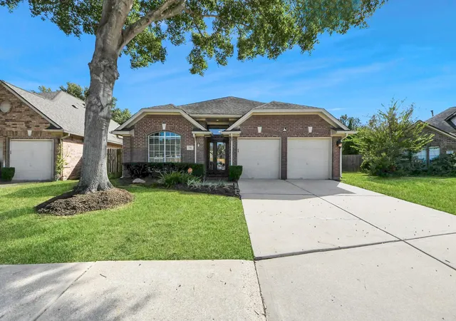 Photo 2 of Sale Pending at 731 Avery Dr, Sugar Land, TX 77479 | MLS# 63825517 | Listing updated on 2026-10-07