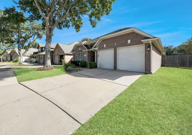 Photo 3 of Sale Pending at 731 Avery Dr, Sugar Land, TX 77479 | MLS# 63825517 | Listing updated on 2026-10-07