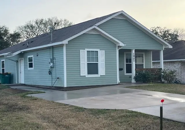Photo 3 of Single family home for sale at 1907 Bogatto St, La Marque, TX 77568 | MLS# 13533904 | Listing updated on 2026-08-19