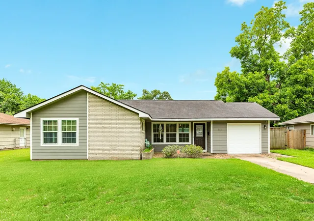 Photo 1 of Single family home for sale at 218 Palm Ln, Lake Jackson, TX 77566 | MLS# 45916675 | Listing updated on 2026-08-28