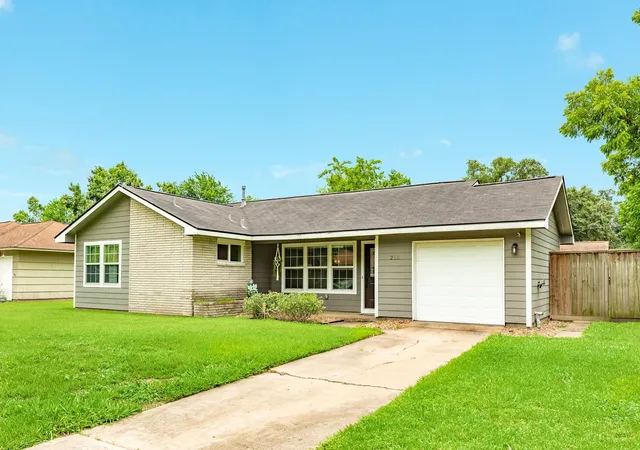 Photo 2 of Single family home for sale at 218 Palm Ln, Lake Jackson, TX 77566 | MLS# 45916675 | Listing updated on 2026-08-28