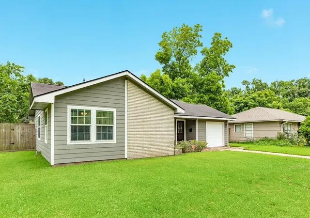 Photo 3 of Single family home for sale at 218 Palm Ln, Lake Jackson, TX 77566 | MLS# 45916675 | Listing updated on 2026-08-28