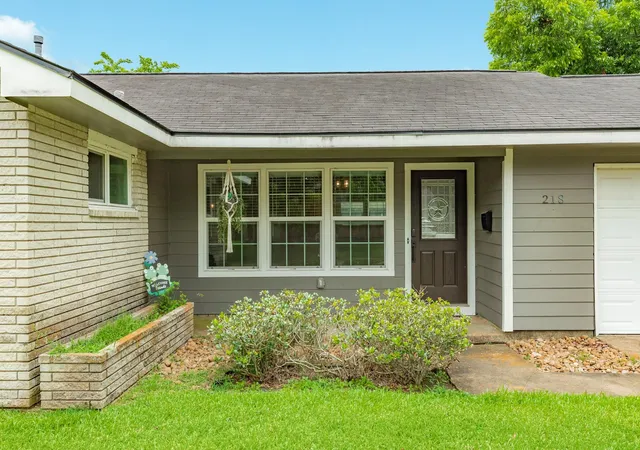 Photo 3 of Single family home for sale at 218 Palm Ln, Lake Jackson, TX 77566 | MLS# 45916675 | Listing updated on 2026-08-28
