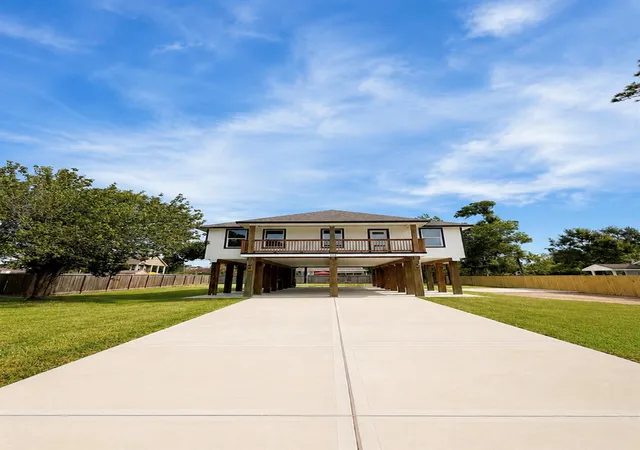 2nd image of 628 Oakdale St, Shoreacres, TX 77571 | MLS# 95764568