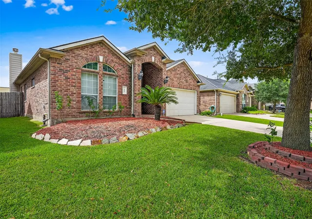 3rd image of 215 Little Summer Dr, Rosenberg, TX 77469 | MLS# 67262175