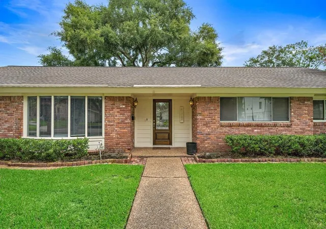 2nd image of 4922 Braesvalley Dr, Houston, TX 77096 | MLS# 85394963