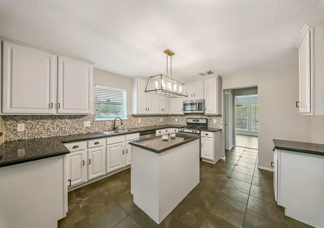 4th image of 7435 Superior Dr, Baytown, TX 77521 | MLS# 31392870